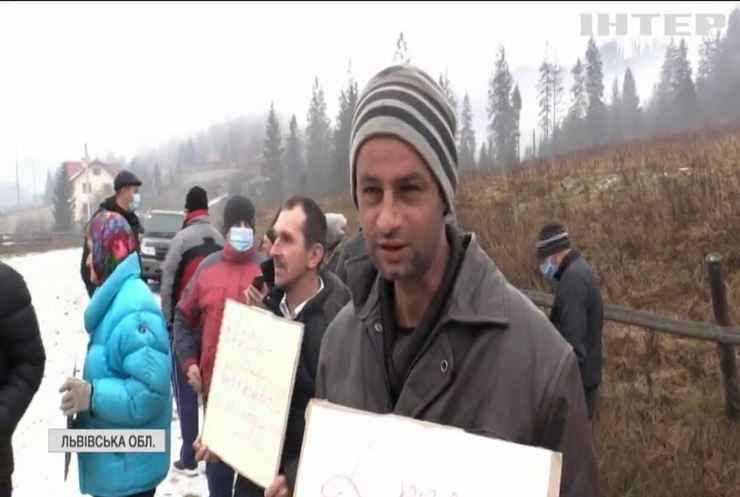 Жители Львівщини протестують проти варварського нищення карпатських лісів