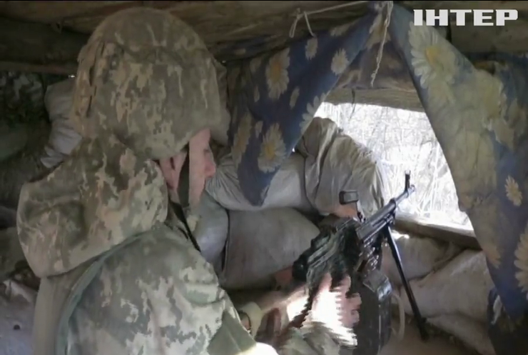 На передовій українські військові зазнали обстрілів