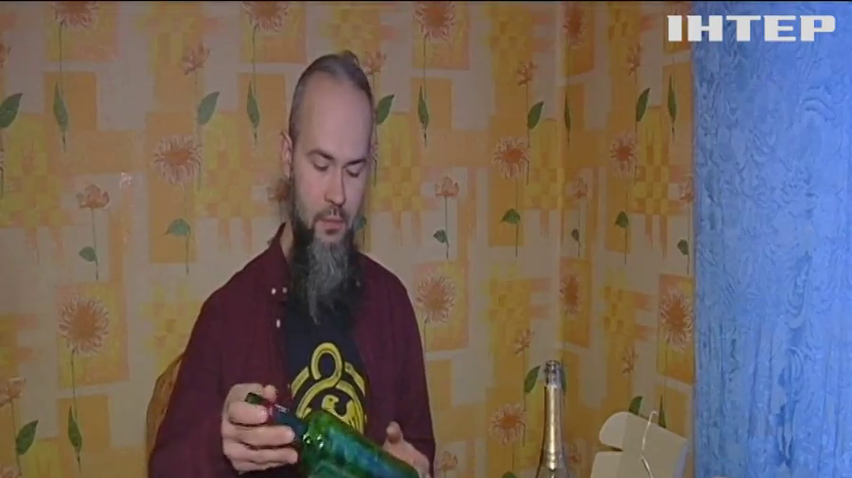 Житель Закарпаття перетворює пляшки з-під напоїв у витвори мистецтва