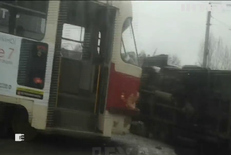 У Харкові трамвай зніс вантажівку