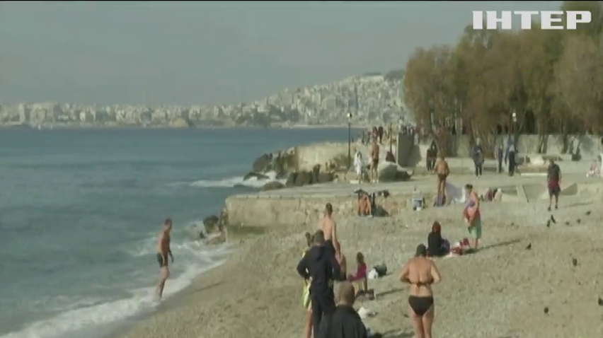 Греки святкують літо посеред зими на пляжах