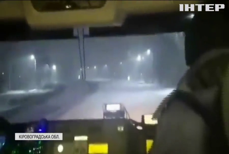 На Харківщині карети "швидкої" потрапили у сніговий полон