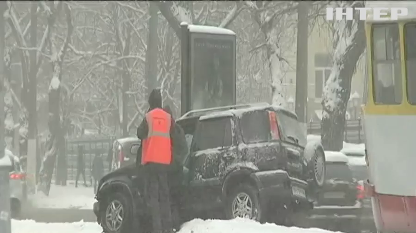 Замети, аварії та відключення електрики: в Україну прийшла зима
