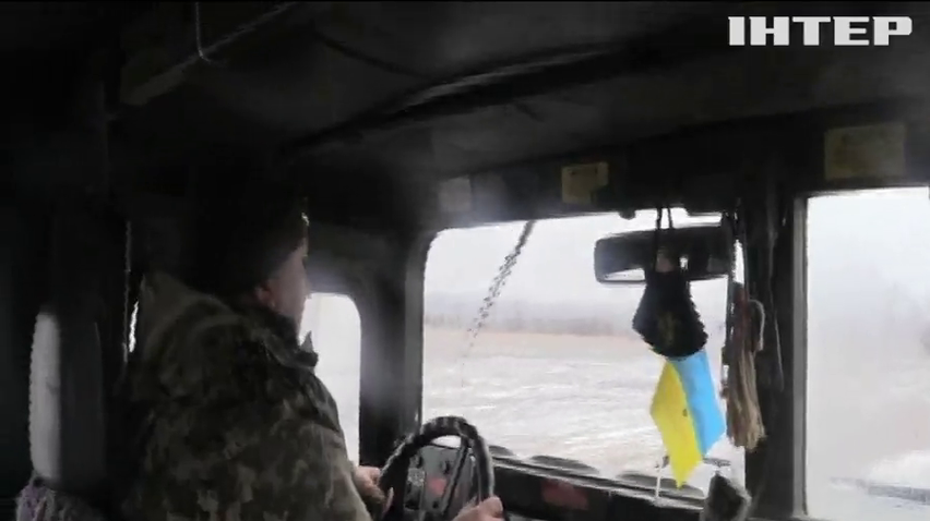 На Донбасі українські військовослужбовці готують до зими передові позиції
