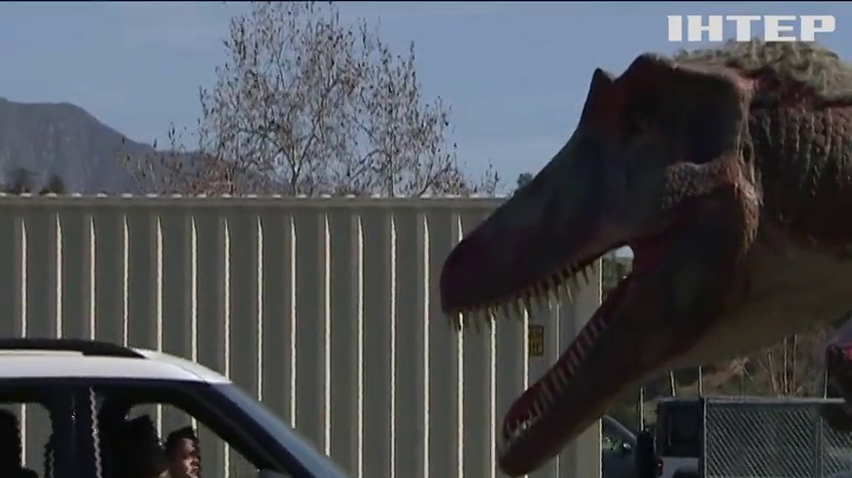 Автопарк Юрського періоду: у Каліфорнії на парковці відкрили інноваційну виставку динозаврів