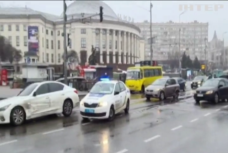 У Києві елітна автівка влаштувала аварію на світлофорі