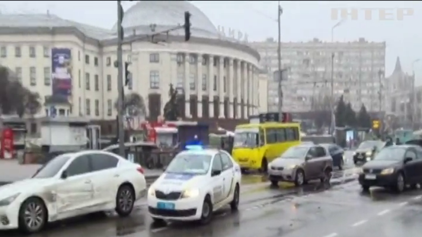 У Києві елітна автівка влаштувала аварію на світлофорі