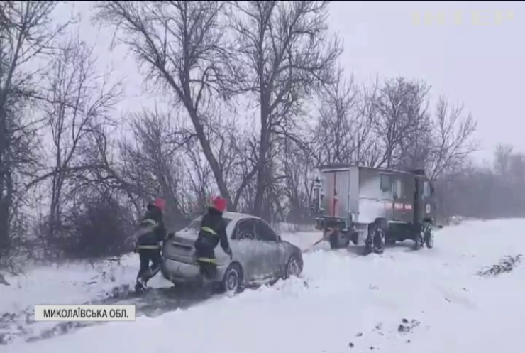 Негода в Україні: дороги перетворилися на снігове пекло