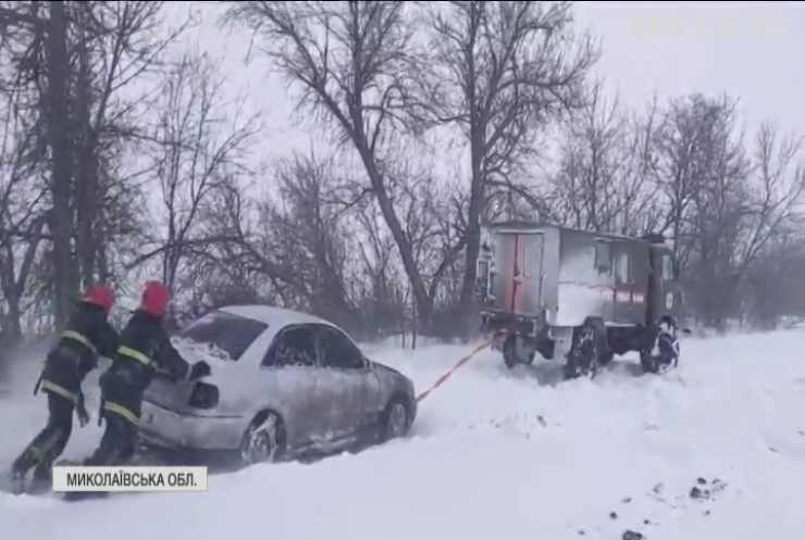 Україну замітає снігом: на півдні закривають автотрасти