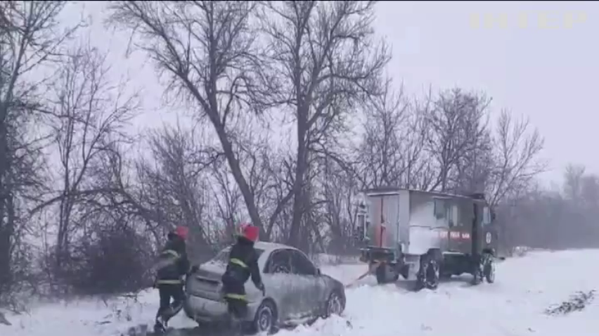 Негода в Україні: дороги перетворилися на снігове пекло