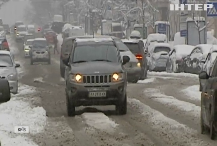 Негода в Україні: надзвичайними закликають водіїв не сідати за кермо