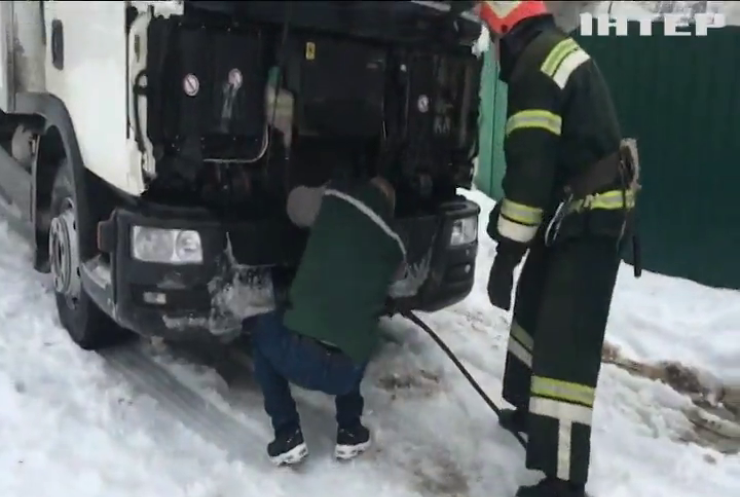 Україна у полоні снігу: водіїв попереджають про ожеледь