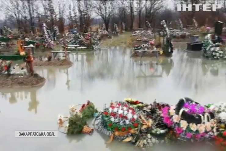 У Мукачеві дощами затопило цвинтар 
