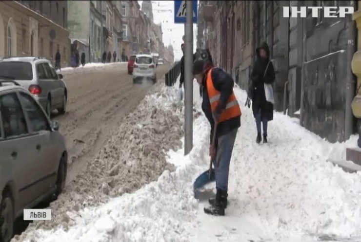 У полоні стихії: дороги України завалило снігом