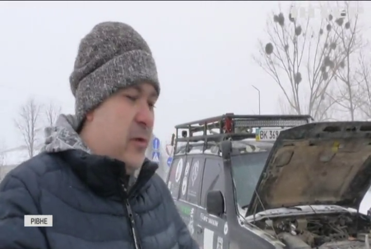 На Рівненщині волонтерів і військових залучили до боротьби зі снігом