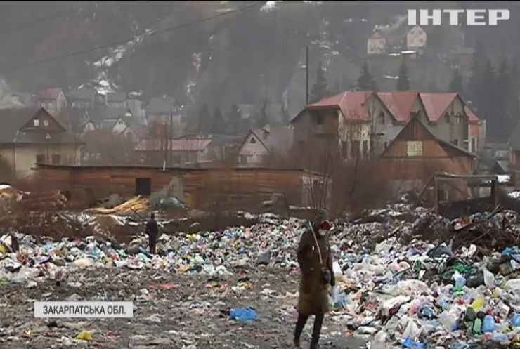 На Закарпатті тонни сміття вкрили річку Тису
