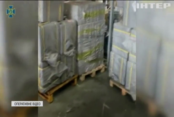 У Борисполі затримали 10 тонн контрабандних цигарок