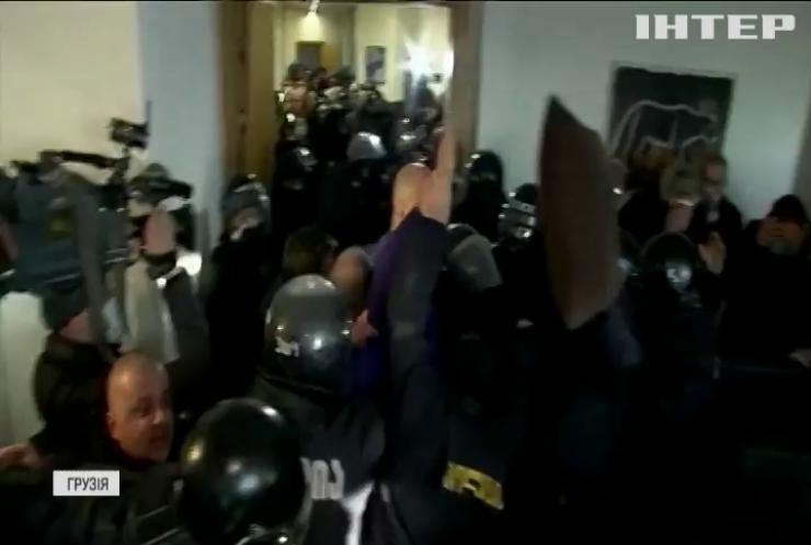 У Тбілісі силовики штурмували офіс найбільшої опозиційної партії