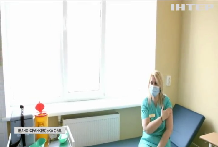В Україні розпочали вакцинацію проти COVID-19: хто отримає рятівне щеплення
