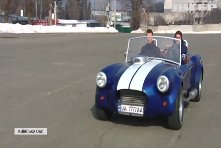 З вітерцем в кабріолеті: вчитель з Київщини власноруч змайстрував копію легендарного авто