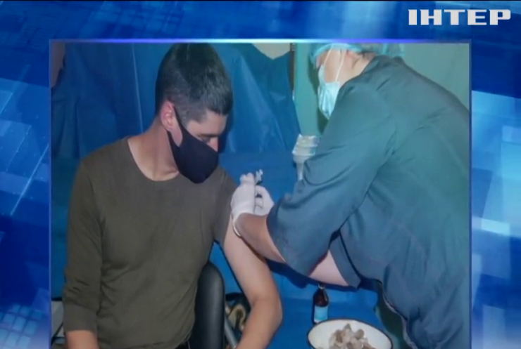 На Донбасі почали вакцинувати військових