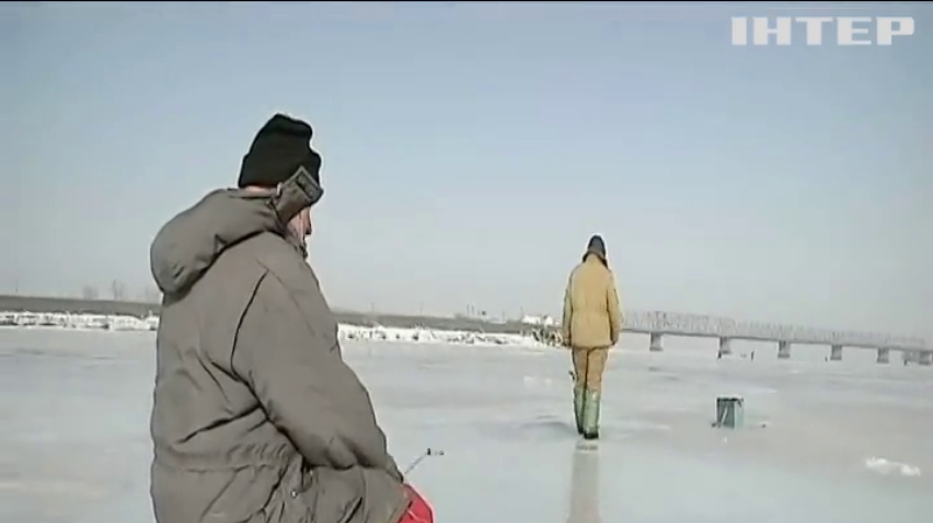 У Черкасах рибалки виходять на лід попри весняне тепло