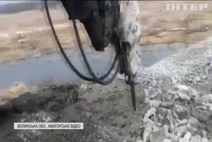Обвал мосту на Волині: робітників ремонтної бригади привалило бетоном
