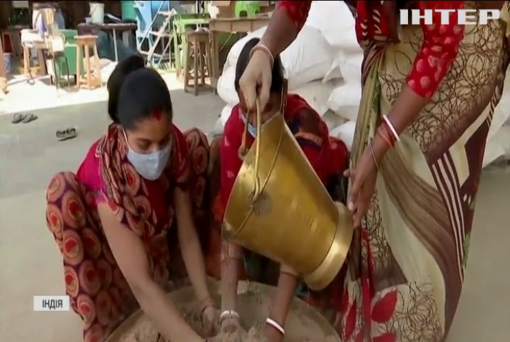 Порятунок річки в Індії: чоловік вигадав спосіб переробки квітів