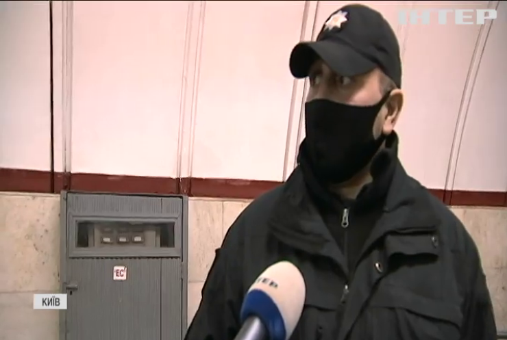 У метро Києва поліцейський врятував чоловіка від серцевого нападу
