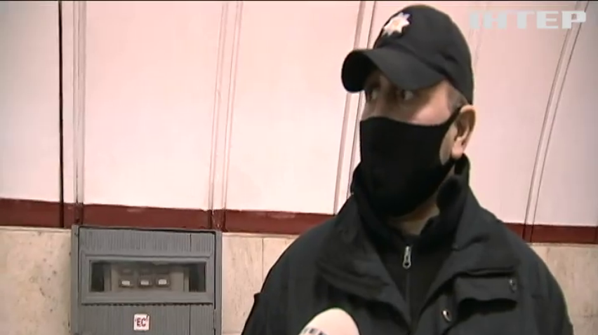 У метро Києва поліцейський врятував чоловіка від серцевого нападу