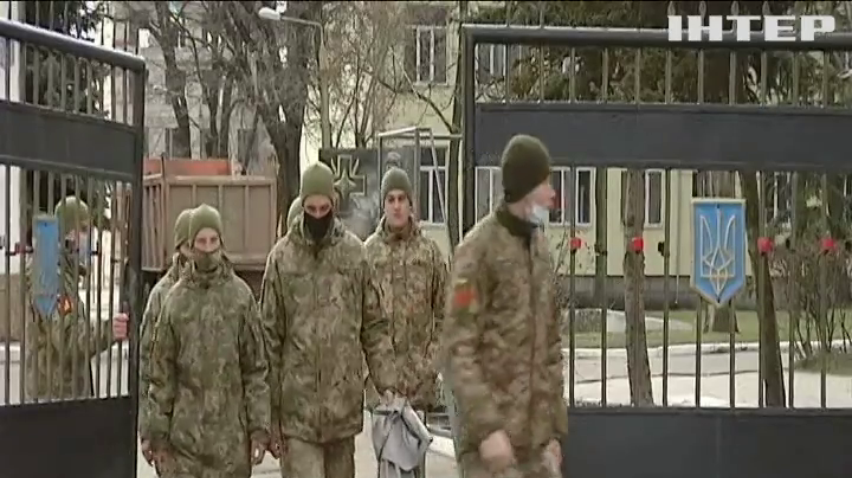 Вийшла з магазину, впала, померла: на Одещині загинула військова після вакцинації