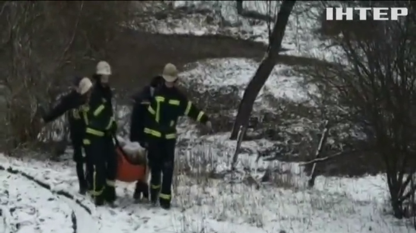 На Харківщині рятувальники на руках несли до швидкої людину з інсультом