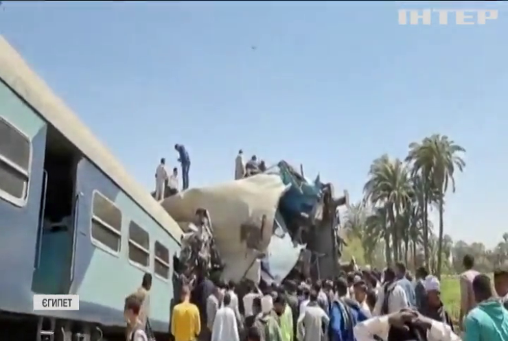 Аварія поїздів у Єгипті: рятувальники дістають тіла з-під вагонів