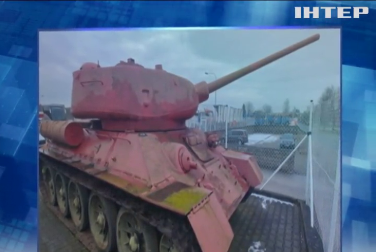 Житель Чехії припаркував на подвір'ї рожевий танк