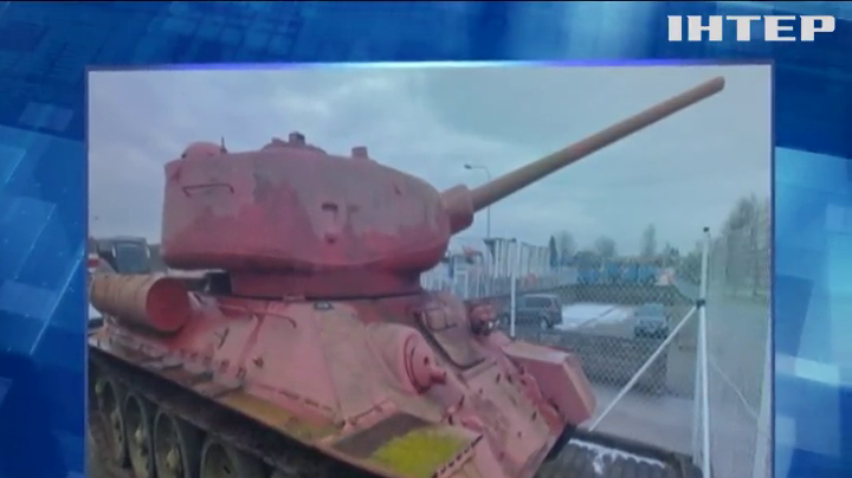 Житель Чехії припаркував на подвір'ї рожевий танк