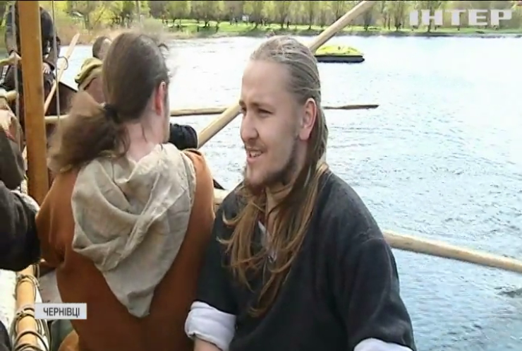 Бойовий човен вікінгів спустили на воду у Чернівцях