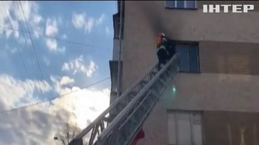 Жителька Рівного вистрибнула з палаючої квартири на автомобіль