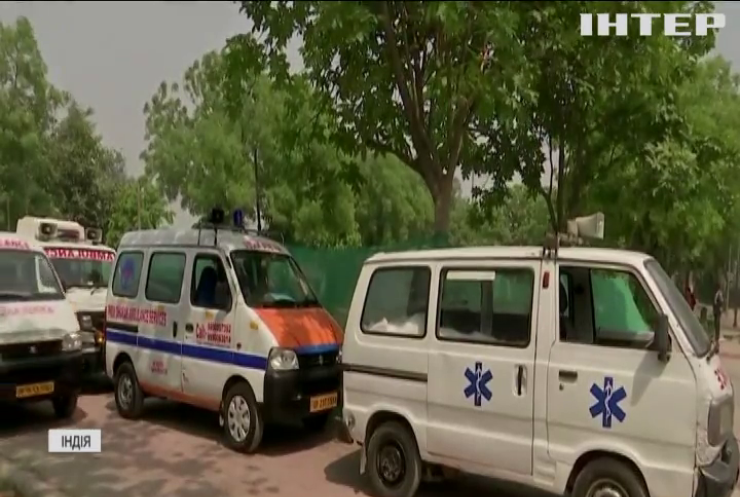 Палаючі мерці на вулицях та заповнені лікарні: Індію намагаються врятувати від ковід-катастрофи