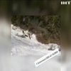На Закарпатті травмованого туриста спустили з гори на санях