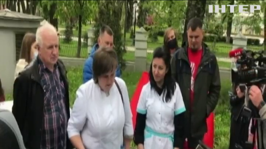 Українські медсестри відзначили професійне свято з пустими тарілками під Кабміном