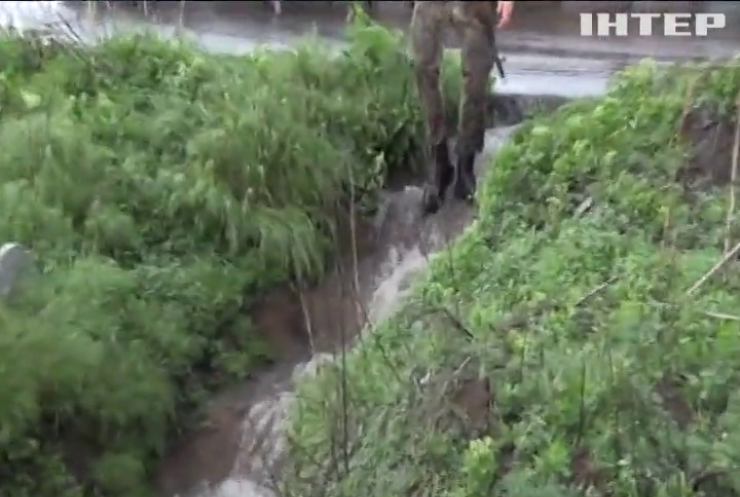 На Донбасі окопи перетворились у болото