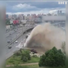 У Києві гейзер гарячої води понівечив десятки авто