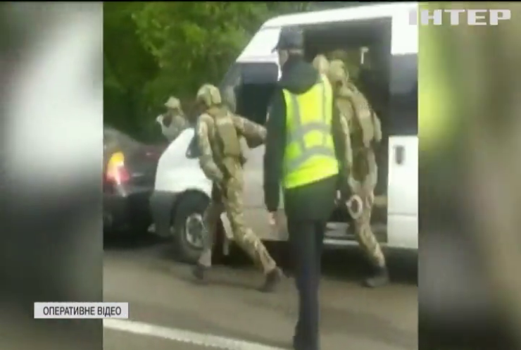 Грабували та катували людей: поліція затримала трьох бандитів під Києвом