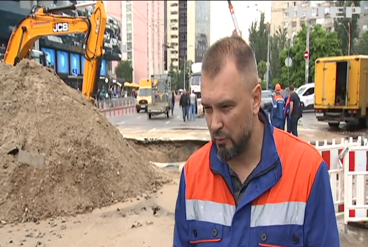 Паралізований рух і яма посеред дороги: у середмісті Києва прорвало трубопровід