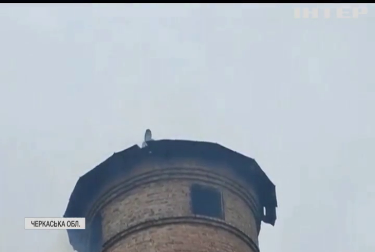На Черкащині водонапірну башту охопило полум'я