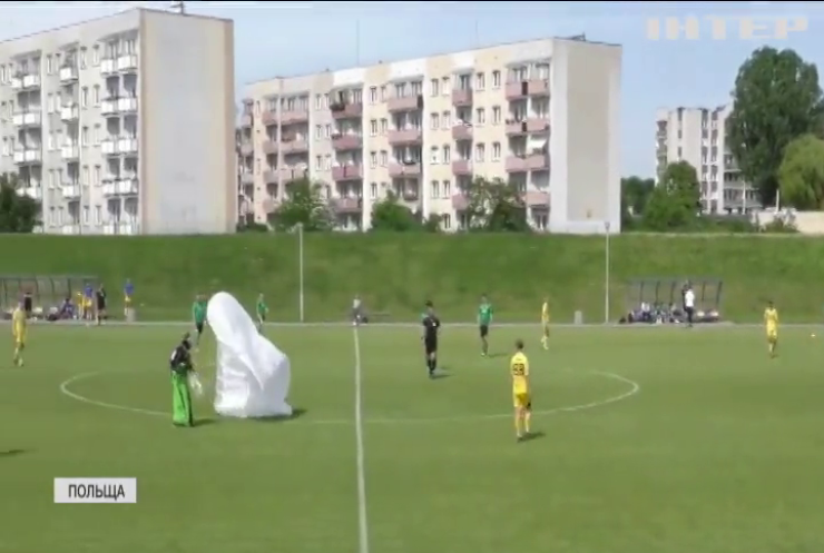 Польський парашутист зірвав футбольний матч і отримав "жовту картку"