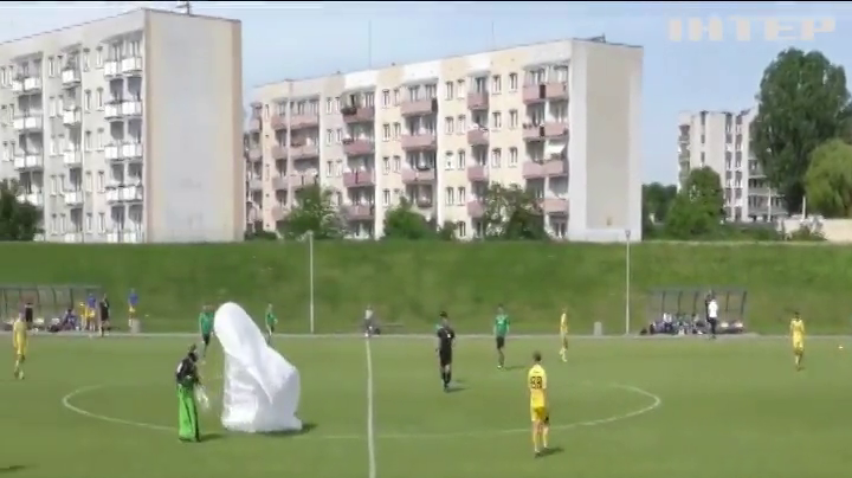 Польський парашутист зірвав футбольний матч і отримав "жовту картку"