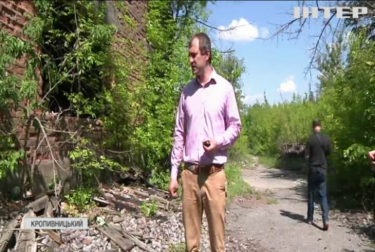 Небезпека під ногами: у Кропивницькому на території занедбаного підприємства виявили радіоактивне каміння