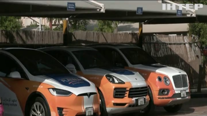 Школа в Дубаї навчає водінню на елітних авто