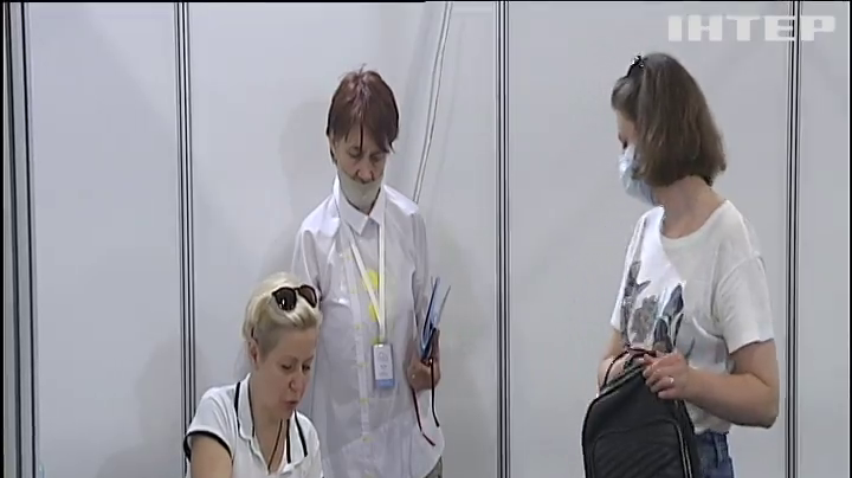У Києві біля центрів вакцинації вишикувалися довжелезні черги